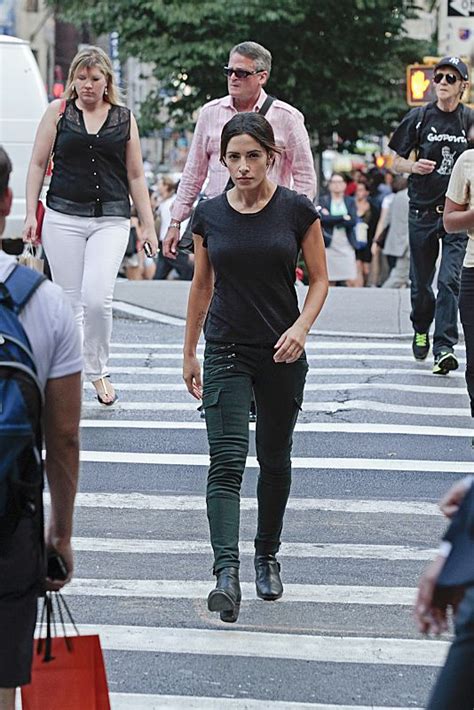 I myself am a mom; Photo de Sarah Shahi - Photo Sarah Shahi - AlloCiné