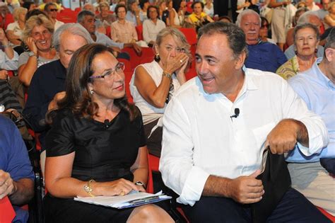 Stiamo parlando di cesara buonamici, giornalista mediaset che tutti i giorni conduce uno dei tg più seguiti del p. Cesara Buonamici 76 - TELEGIORNALISTE FANS FORUM