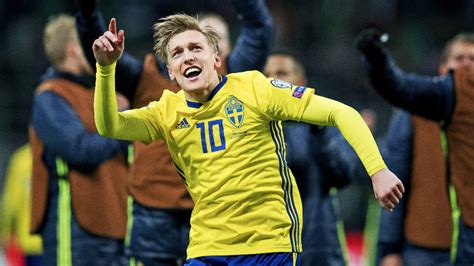 Emil forsberg och robin olsen sitter på träningscyklar i tältet bredvid den ordinarie träningen. Fußballer des Jahres - Frau Forsberg sauer über Schweden ...