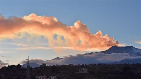 Its impressive size ( more than 3327 meters high with an average basal diameter of 40 km) overlooks the whole region. Vulkaan Etna actief en spuwt lava en as, dit zijn de ...