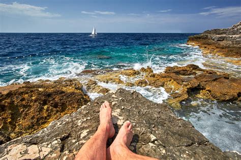 Рокки одержал сокрушительную победу над аполло кридом. Strand, Pula Kroatië, Kroatië Rocky Beaches Stock ...