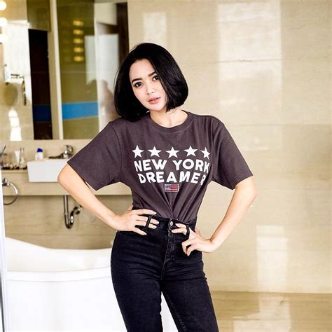 Di foto lainnya, wika salim tetap tampil hot dan menggoda dengan dibalut tiga busana yang berbeda berwarna hitam. Wika Salim - Biodata, Profil, Fakta & Perjalanan Karir ...