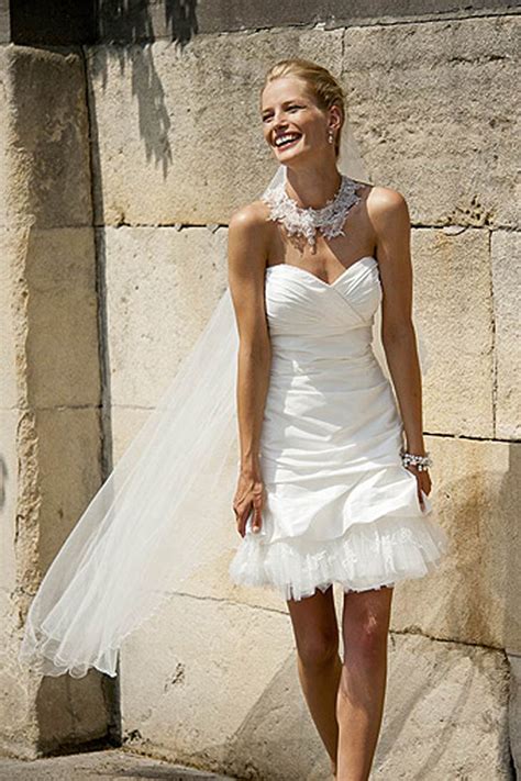 Aufwendige brautkleider bilden den krönenden abschluss bei jeder modenschau und zeichnen sich häufig durch meisterliche designs aus. Hochzeit 2013: Kurze Brautkleider | Bild 9 von 22 ...