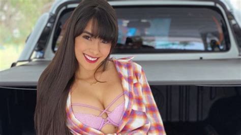Canal oficial da juliana cantoria do bonde do forró fotos exclusivas aqui. Juliana Bonde sensualiza de lingerie e exibe decote ousado