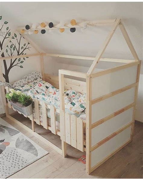 Der betthimmel sollte zum bettgestell passen und sich auch sonst harmonisch in das farbkonzept es muss nicht immer ein extra gefertigter betthimmel sein: IKEA KURA Hausbett: Die besten Ideen zum Schlafen unterm ...