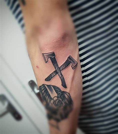 Up to now, the number of followers of freaks and geeks's tiktok account has reached 9.4k, and 195 short videos have been published on tiktok. Crossed axes by Freaks And Geeks Tattoo | Cool arm tattoos ...