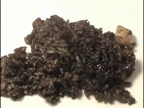 Incorpora el calamar y el arroz. Cómo cocinar arroz negro - YouTube