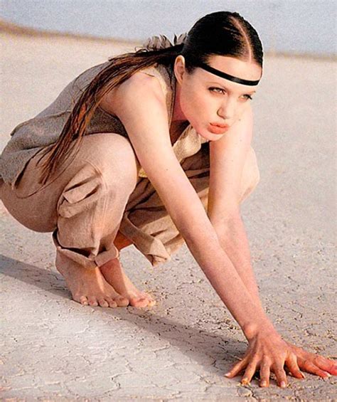 Actress angelina jolie smashed a record yesterday and not at the box office. Early Modeling Photos of Angelina Jolie When She Was 18 ...