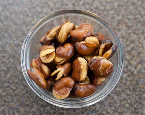 Untuk melancarkan program diet, kamu bisa mengonsumsi cemilan untuk diet yang enak dan sehat. 11 Manfaat Kacang Koro untuk Diet dan Kesehatan - BibitBunga.com