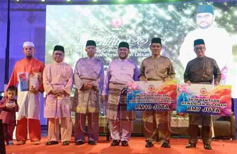 The an nur jamek mosque or masjid jamek an nur or now and again called masjid negeri wilayah persekutuan labuan or state federal territory of labuan mosque is the main mosque in the federal territory of labuan, malaysia. Tiga masjid, surau di Labuan mula dibina Ogos | Utusan ...