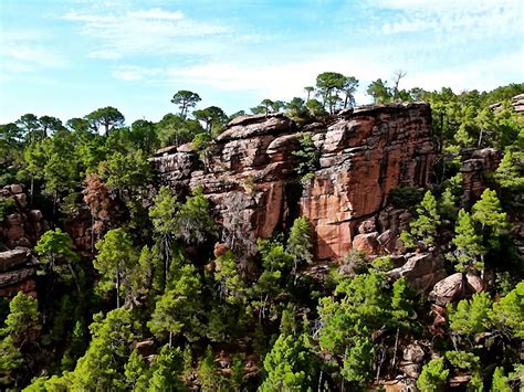 Desde aquí hay una señales que van hacia el mirador de peñas royas a tan sólo 1,2 km. Pinares de Rodeno en la Sierra de Albarracín - Teruel | Flickr