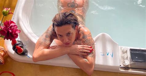 Asia argento post video of her singing to the famous bee bees song stayin' alive'. Asia Argento provoca su Instagram: lo scatto in vasca e la ...