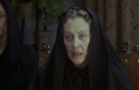 A sus 60 años, y luego de enviudar por segunda vez, la protagonista que da nombre a la obra, bernarda alba, decide vivir los próximos ocho años de su vida en un luto absoluto. Galería de imágenes de la película La Casa de Bernarda ...