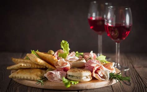 Spesso gnocco fritto e tigelle vengono accompagnati da affettato. Una cena (e non solo…) a base di gnocco e tigelle ...
