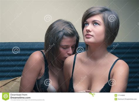 Was frauen heimlich im bett lieben. Zwei Reizvolle Frauen Im Bett Stockbild - Bild von schön ...