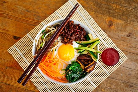 Savory, spicy, and a smorgasbord of textures, korean cuisine is something everyone should try once in their lives. Aziatisch koken: het Koreaanse rijstgerecht bibimbap - Culy.nl