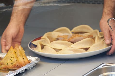 C'est le bon couscous de mohamed surnommé momo qu'il cuisine sur place. Momo Couscous | Les Halles de Cholet