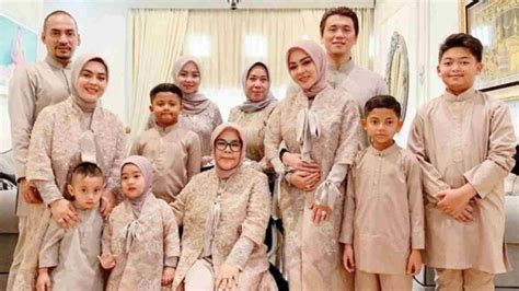 Baju muslim couple keluarga 2018 elegan terbaru trend baju. Model Baju Lebaran Keluarga Yang Modis Dan Kekinian Harapan Rakyat Online