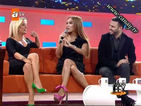 Aşk tazeleyen ikili, misafirleriyle birlikte yemek yedi. Saba Tümer ve Demet Akalin - Göğüs Ve Bacak Show göt show ...