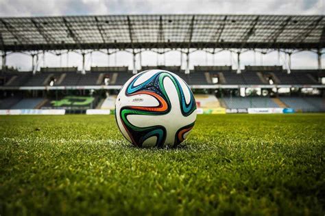 A football , a soccer ball Bundesliga: Wo läuft wann welches Fußball-Spiel und was ...