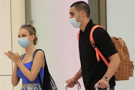 Ester expósito y alejandro speitzer podrían haber iniciado un romance, así lo afirman los fanáticos de ambas estrelas juveniles al verlos juntos en un viaje a tulum recientemente, con fotos muy comprometedoras. Ester Expósito y Alejandro Speitzer se dejan ver juntos ...