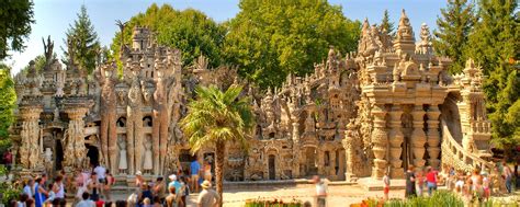 Architecture foisonnante, protéiforme, le palais idéal s'avère une œuvre évolutive, mouvante et constamment reprise par le facteur cheval. Palais Idéal du Facteur Cheval - Rhône-Alpes - France