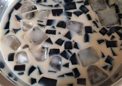 Potongan cincau ditambah dengan sirup, santan (atau susu) dan es serut sehingga menjadi minuman penyegar. Resep Es Cincau hitam gula jawa oleh Anita Permatasari ...