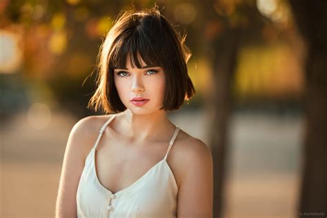 This gallery highlights fabulous short, dark hairstyles. Wallpaper : Lods Franck, Marie Grippon, women outdoors ...