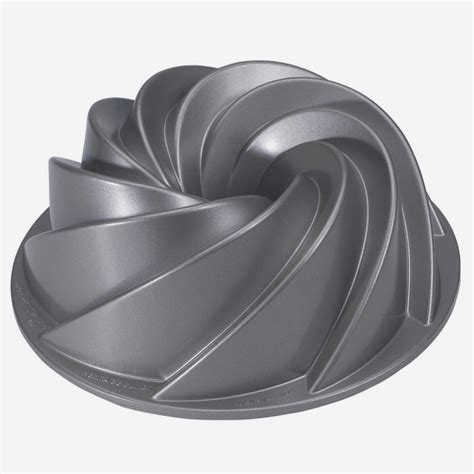 Bueno, pues por fin estoy de vuelta, después de un tiempo de baja médica debido a la tendinítis que padezco en la mano derecha, ya puedo decir que estoy mucho mejor, sin duda estos días de me han venido genial y. My First Bundt Cake | A Saucy Stitch