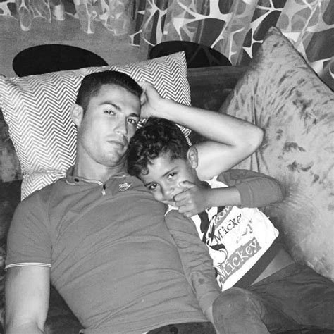 Constança acabou por se internada nos cuidados intensivos. Cristiano Ronaldo recorda o pai, que hoje faria 62 anos