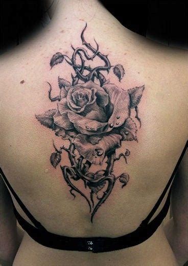 Zobacz najciekawsze produkty i trendy wybrane przez redakcję allani. róża z cierniem na plecach na tattoo - Zszywka.pl