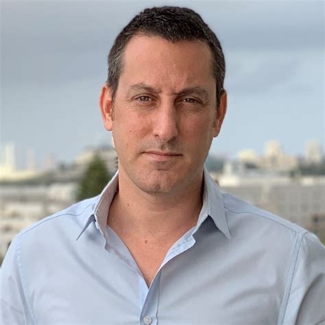 משמש ככתב ופרשן מדיני באתר החדשות וואלה, קודם לכן שימש ככתב המדיני של חדשות 13. ‏בני גנץ הביא יועצים ימנים, ח"כים... - Barak Ravid ברק רביד