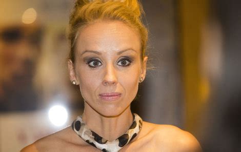 Přestože se tahle plavovlasá kráska dříve bála, že snad ani nebude mít děti, nyní se jim snaží věnovat i přes své časové vytížení… Máma Hřebíčková (37): Pekelný návrat po porodu! | Ahaonline.cz