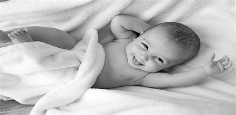 Membaca doa untuk bayi yang baru lahir (foto: cara merawat bayi baru lahir agar cepat gemuk mudah