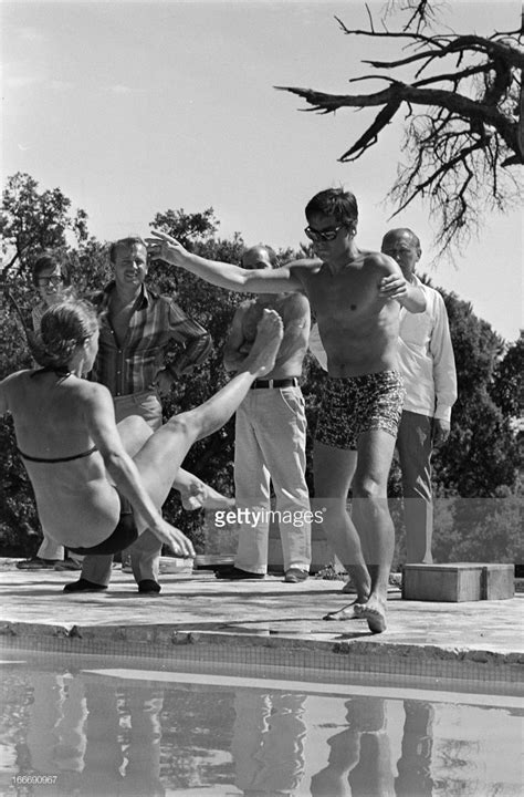 Retour sur cette triste nouvelle qui a plongé le monde du cinéma dans la tristesse. Romy-Schneider-Feet-2555687.jpg (1346×2048) | Delon, Romy ...