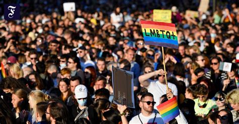 In vielen ländern können homosexuelle staatlich anerkannte lebenspartnerschaften eingehen. Protest in Ungarn gegen Gesetz zu Homosexualität