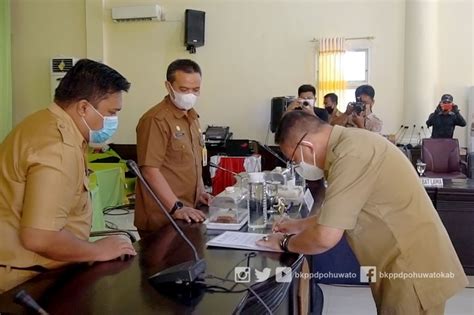 Surat sebagai pernyataan telah menerima uang (kuitansi) atau barang (faktur); Serah Terima Jabatan Kepala Dinas Kesehatan Kabupaten Pohuwato