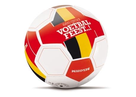 Het veldvoetbal bij de mannen is het populairst en kan op de meeste belangstelling rekenen, maar ook damesvoetbal en zaalvoetbal worden georganiseerd. Voetbal Belgie | LT16343_BE | Belgian-merchandising.be