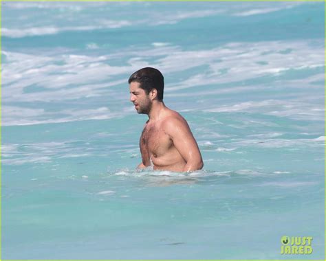 He was seen shirtless and with a mystery blonde. Josh Peck Goes Shirtless at the Beach in Mexico: Photo ...