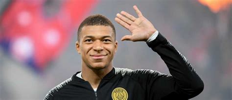 Mbappé is the leader of a new generation on the pitch, and off it. Le beau moment de partage de Kylian Mbappé avec des ...