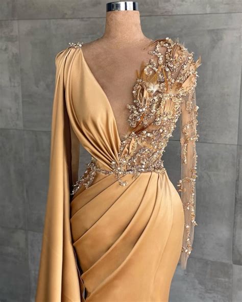 Als abendkleid ist es meist ärmellos. Gold Abiballkleider Lang Glitzer | Abendkleider mit armel ...