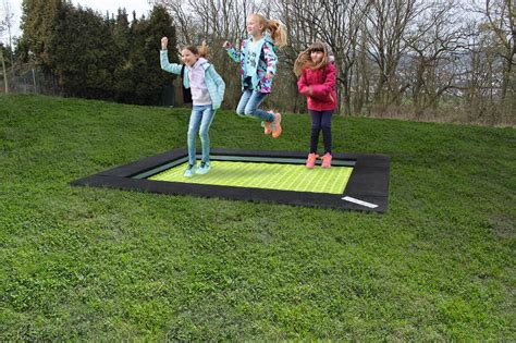 Natürlich können sie trampoline matten in warenhäusern. Trampolin mit grüner Matte