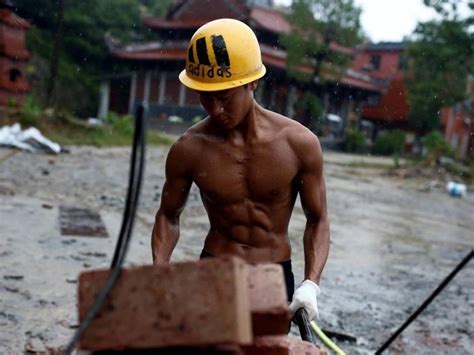 Informasi bursa lowongan kerja terbaru 2021. Kuli Bangunan Berperut Six Pack Ini Curi Perhatian Warganet - Foto 9