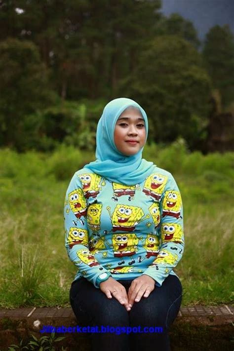 Amoy pake baju super ketat. Tante Jilbab Ketat Lagi Berfoto Ria