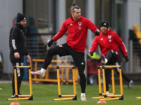 Gareth bale (gareth frank bale, born 16 july 1989) is a welsh footballer who plays as a right midfield for british club tottenham hotspur, on loan from real madrid, and the wales national team. Gareth Bale admits Wales' World Cup qualifying campaign ...