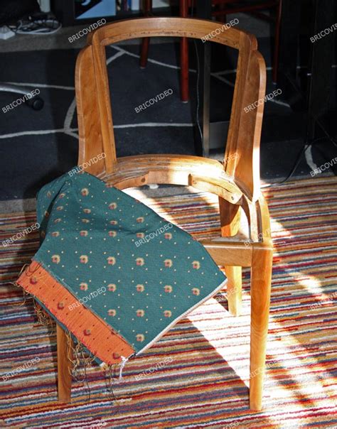 Une chaise haute en bois ancienne n'est pas aussi confortable et sécurisante pour votre bébé que les modèles plus récents mieux adaptés, et beaucoup d'entre elles ne une chaise bébé bien adaptée à vos besoins participera à rendre le moment du repas pour votre bébé plus agréable pour tous les deux. Bricolage : Restauration d'une chaise en bois, refaire ...