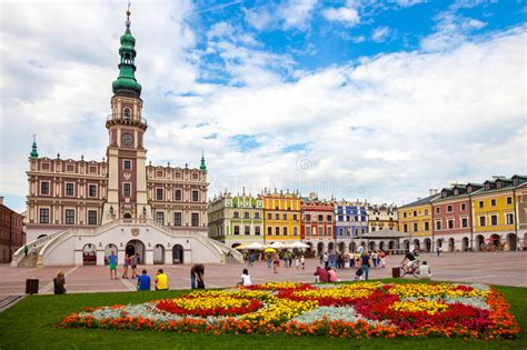 Bestill med et par klikk på planetofhotels.com. Zamosc, Polen 19. November 2016: Muss Platz In Der Alten ...