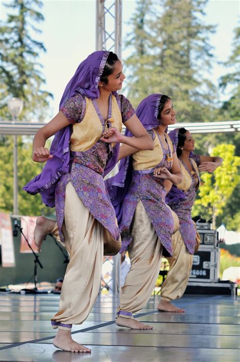 Tip tip barsa pani || beautiful indian girls dance || 2020song : Folk dances of India - Culture of Dance in India