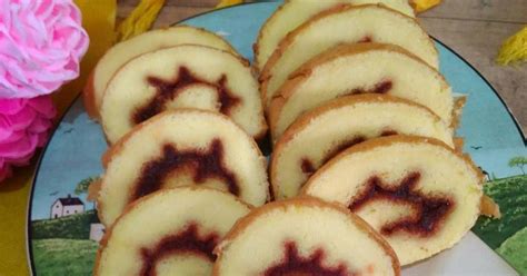 Kue ini biasanya menjadi jajanan kue tradisional yang tidak ketinggalan dan biasanya kue ini banyak di gunakan sebagai suguhan di acara hajatan. Resep & Cara Membuat Kue Bolu Gulung Ekonomis - Resep Aye