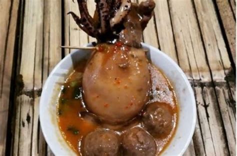 Terbaru, ada kreasi bakso seafood yang juga viral di media sosial. Gede Banget! Bakso Cumi Gajah Bikin Ngiler Abis - GuideKu.com